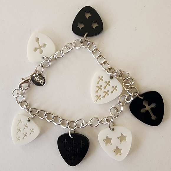 🎸 Claire's Cross Guitar Picks Charm Bracelet - Picture 2 of 5